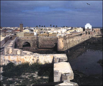 A Porta do Mar e a calheta de acesso.