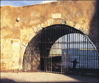 A Porta do Mar, vista do interior.